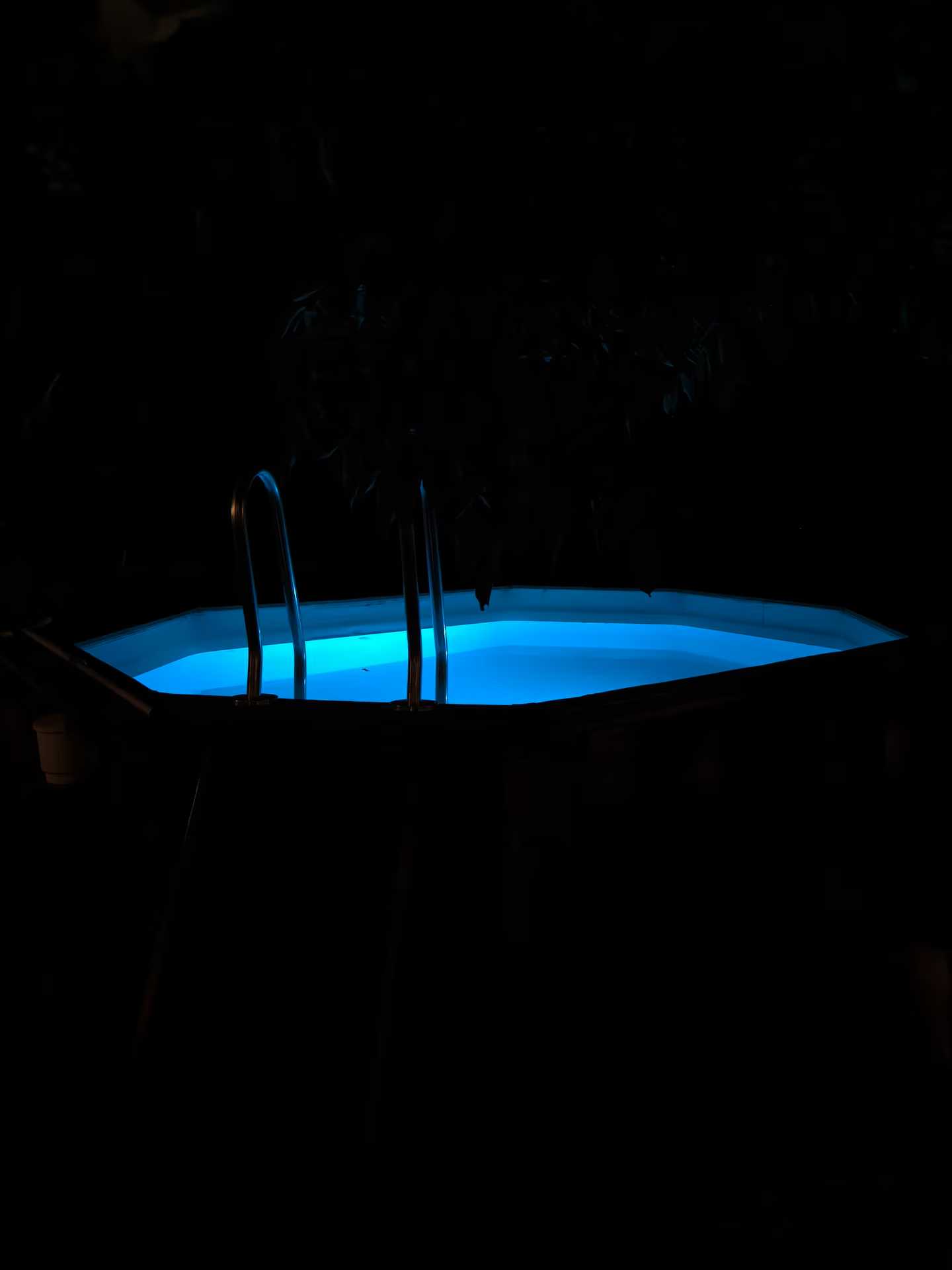 Iluminación subacuática con mando a distancia. Crea un ambiente precioso para un baño nocturno.